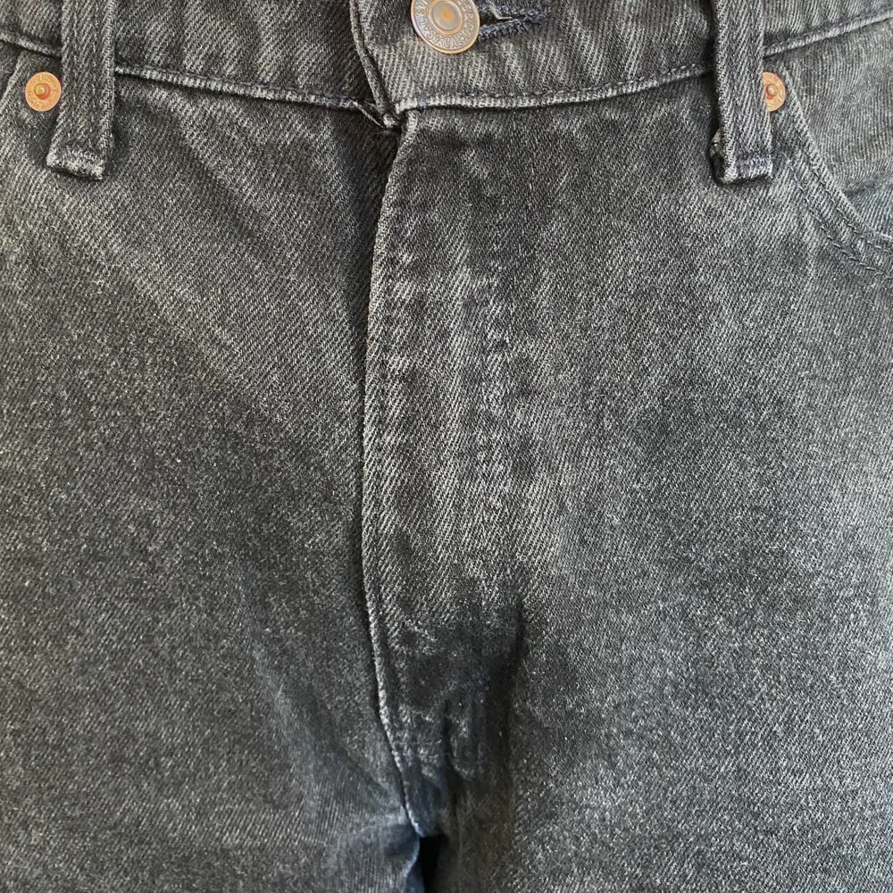 Vintage byxor från Levi’s. Köpt i Sydney och har används ett fåtal gånger. Lite större i midjan och har en oversize fit. Jeans & Byxor.