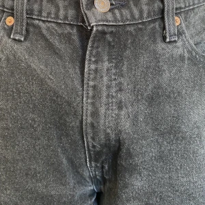 Levis vintage byxor - Vintage byxor från Levi’s. Köpt i Sydney och har används ett fåtal gånger. Lite större i midjan och har en oversize fit