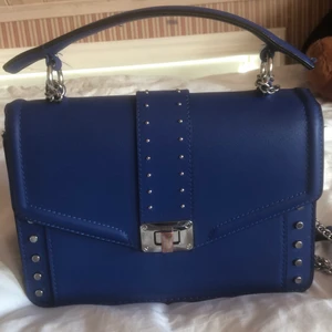 Blå väska  - Snygg blå väska med silver detaljer från stradivarius som inte har kommit till så mycket användning. En perfekt lagom stor shoulderbag!💕