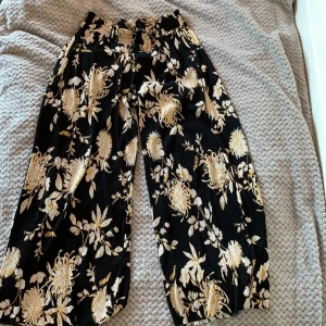 Fladdriga byxor - Sköna byxor från Gina som är perfekt en varm vårdag!