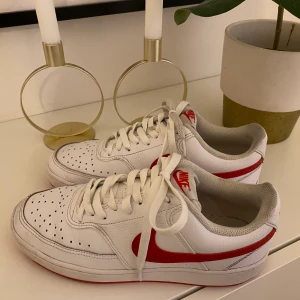 Nike court vision low vit/röd - Begagnade Nike skor i fint skicka, knappt använda. original pris 749kr🍒 Dom ser betydligt smutsigare ut på bilden än i verkligheten, jag kan skicka bättre bilder! priset kan diskuteras! köparen står för frakten.