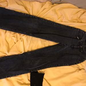 Säljer dessa Lee ”mom jeans” i en urtvättad vintage färg. De är i storlek 28/32