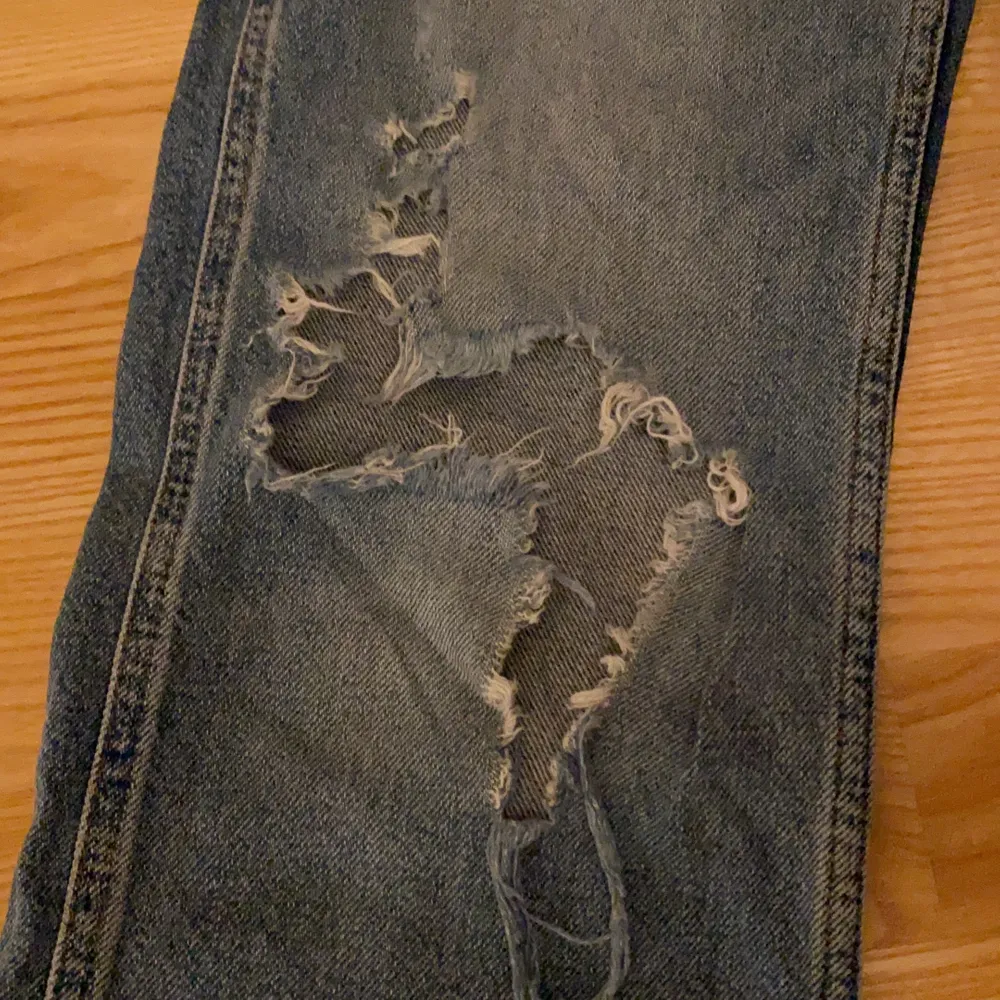 Ett par vida jeans från Zara, små i storleken. Tvättade Max 6 gånger. Minns ej nypris men runt 400.. Jeans & Byxor.