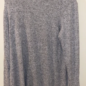 En tung långtröja grå  - Det är långt bra att ha men inte min stil 
