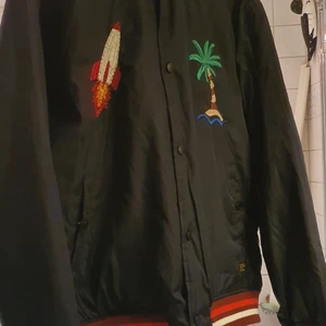 Kollege jacka  - Säljer min kollege jacka som är nyficken med pris tag.och passar till båda kön. Säljer den eftersom jag köpte två. Passar till var och host Finns fler bilder bud I kommenterna.då inte under 500