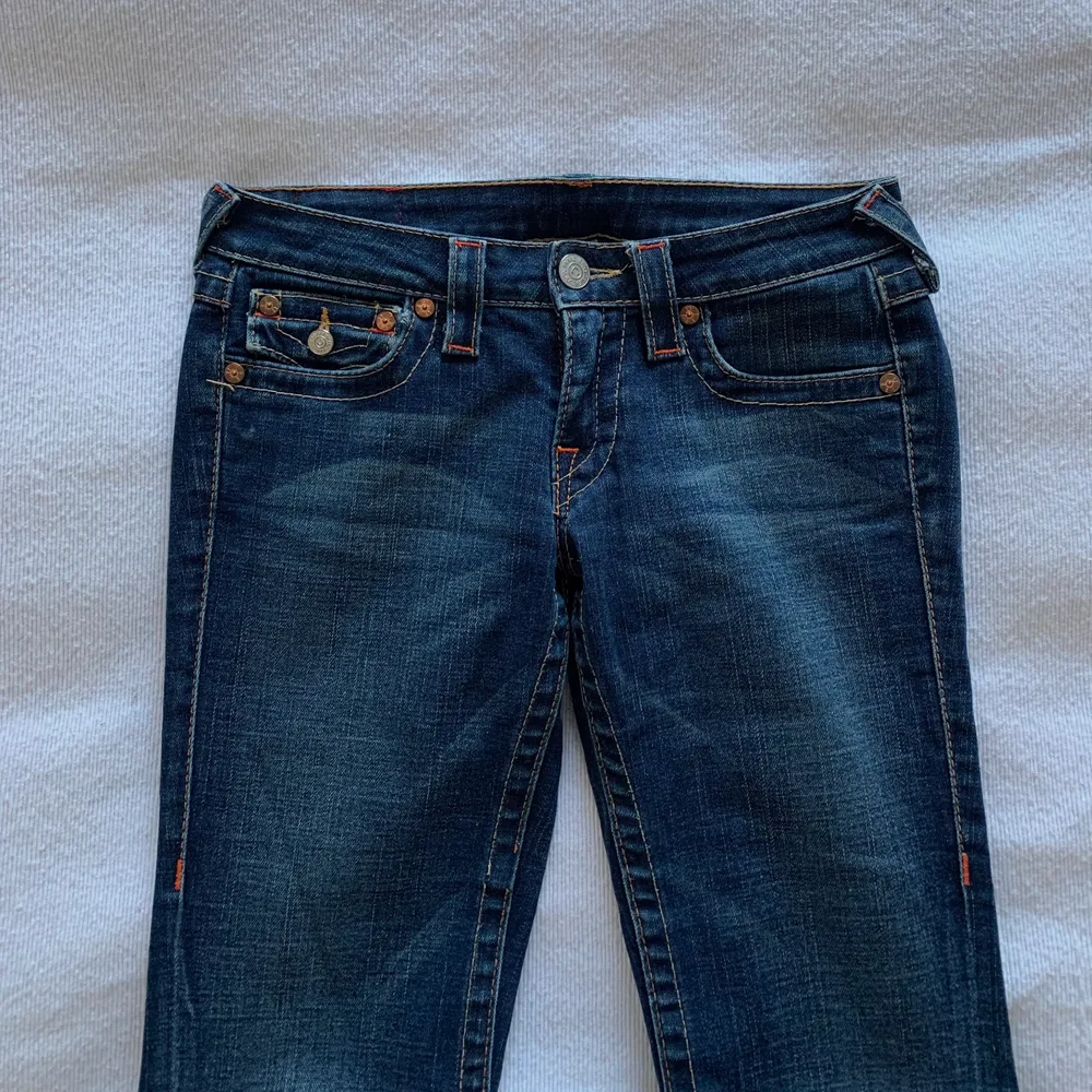 True religion jeans med låg midja och raka/ bootcut ben i jätte fint skick. storleken motsvar S! HÖGSTA BUD:410. Jeans & Byxor.