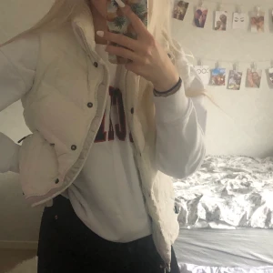 The North face väst  - Säljer min north face väst i storlek M. Mycket fint skick! Säljer den för 1000kr, skulle fler vara intresserade blir det budgivning! 