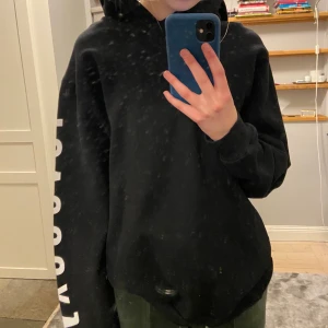 Zara hoodie  - Jättefint zara hoodie! Text på armen och på luven. Köpt från zara man i storlek L. Använd 1-2 gånger. Sitter jättefint på 175 lång💕💕 Buda i kommentarerna om flera är  intresserade! Säljer för 140 men det är inklusive frakt.