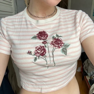 baby tee - Kort baby tee med ros motiv. Super söt och super skönt tyg.💋💋