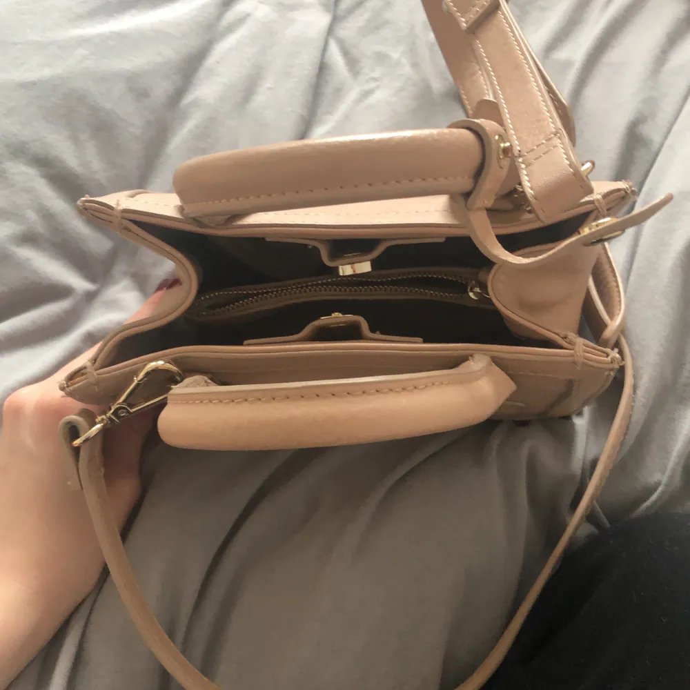 Superfin Balenciaga inspererad beige väska från zara! Skriv för fler bilder 😀 bättre pris vid köp av fler saker ev vid snabb affär. Väskor.