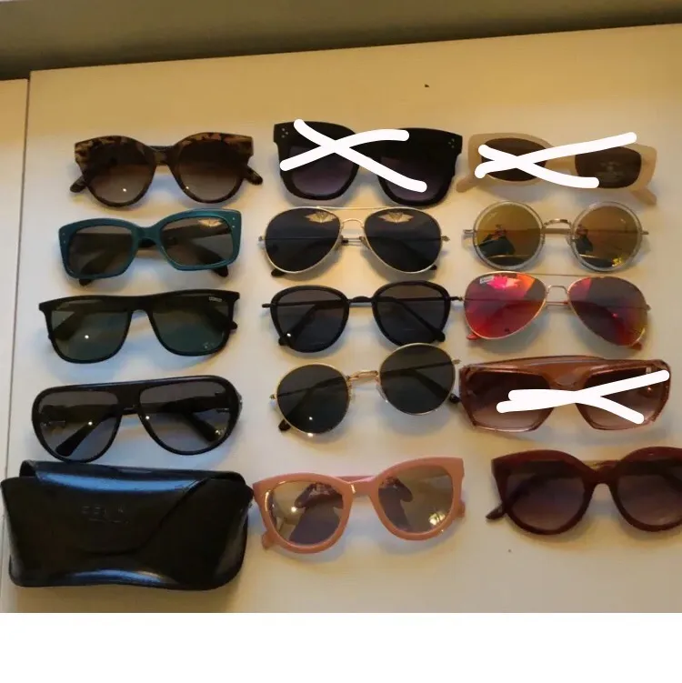 Har en massa solglasögon som jag aldrig använder. Fendi solglasögonen är äkta annars är de blandat med H&M, Lindex, bik bok, asos osv. Skriv o fråga om pris❤️ De svarta längst upp i mitten är sålda. Accessoarer.