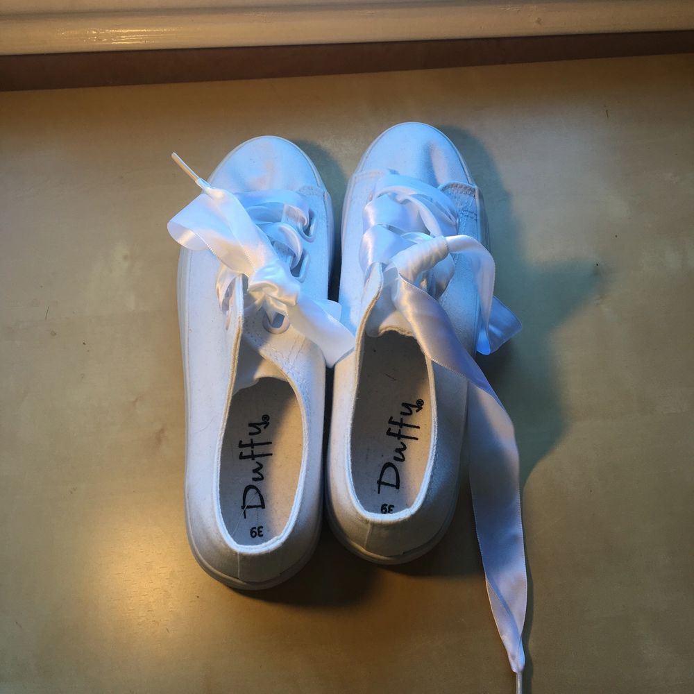 Vita skor med ”siden” snöre | Plick Second Hand
