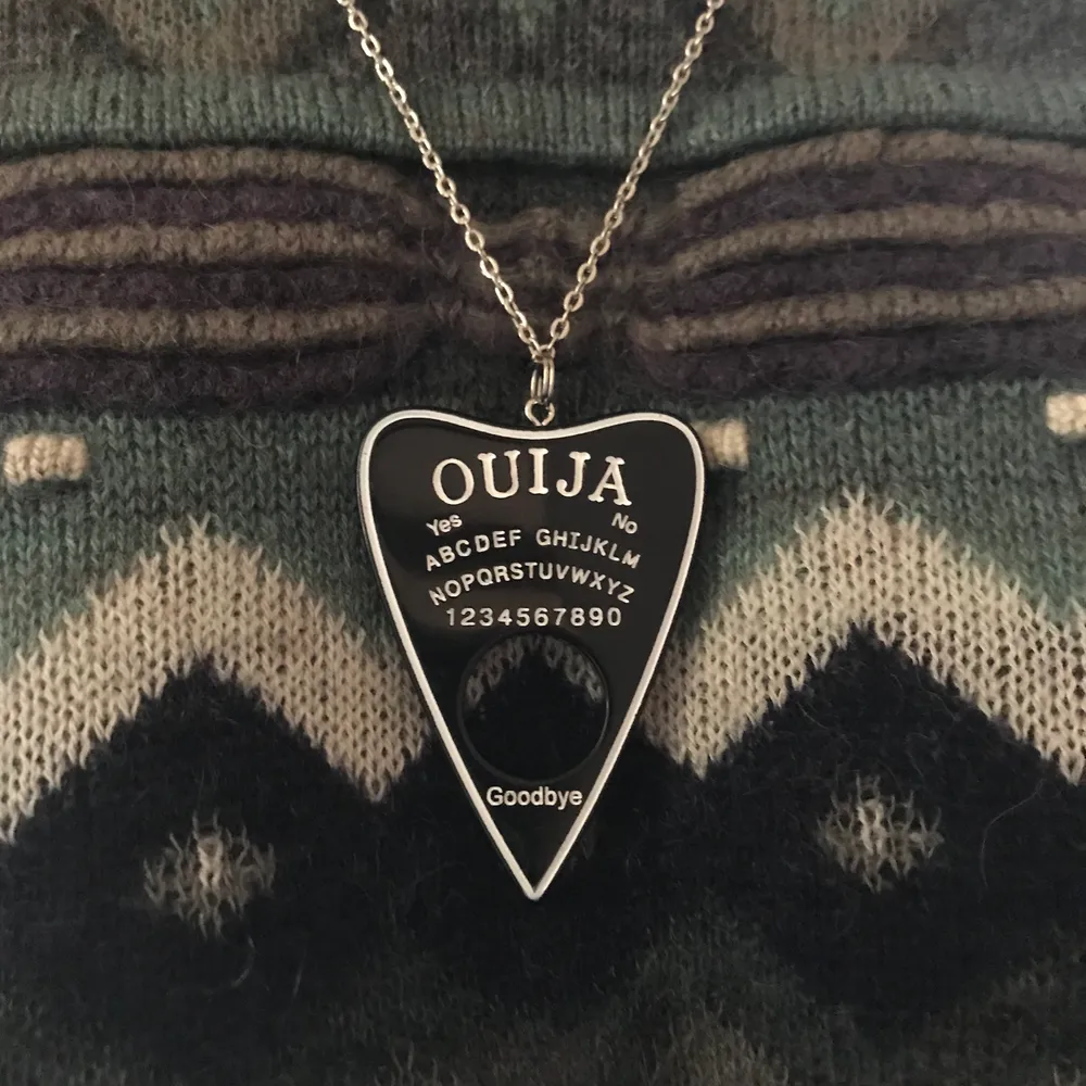 Så fint ouija-board halsband tillverkad i svart resin 🎱🕯 Frakt tillkommer på 11kr !! . Accessoarer.