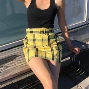 Söt clueless inspirerad kjol i gul/ svart. I storlek XS. I y2k och 2000's stil 