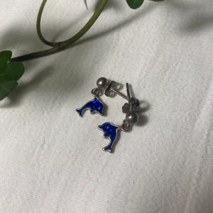 Delfin örhängen  - Supergulliga örhänge in äkta silver!! Örhängena är stämplade med 925, men en av orginal ”pluparna” saknas (den till höger i sista bilden är tillagd och troligtvis inte i silver). Superfina och i bra kvalite!! Möts i Uppsala eller postar. Bara att skriva om du undrar något!!🥰