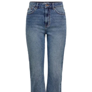 Raka jeans - Raka blåa jeans från ONLY. Bild från internet då dom inte sitter bra på mig. På mig går dom ner till skorna! Passar S-M bra beroende på hur man vill dom ska sitta.