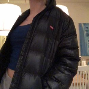 Levis jacka - Superfin Levis jacka köpt förra året! Nypris 1200kr, inte använd jätte mycket! Kom med egna förslag på pris🥰