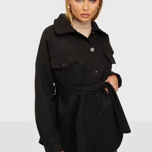 Kappa nelly - Säljer nu min jätte fina kappa från Nelly. Säljs då den inte kommer till användning. Helt nytt skick, knappt använd. Köptes för 699kr. Den är stor i storleken.