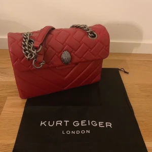 Kurt Geiger väska - Funderar på att sälja min så fina Kurt Geiger väska! Den är använd fåtal gånger och är därför i fint skick😊 pris kan diskuteras