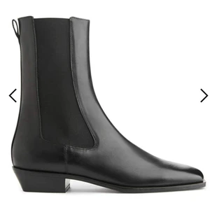 Skor från Arket. Strl 38 - Svarta "square toe" skor I fint skinn från Arket. Mycket fint skick. 