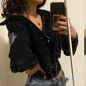 Svart zipper - Svart Zipper från H&M med detalj på ena armen. 