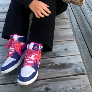 Nike jordan’s mid  - Intressekoll! Funderar på att sälja mina jordan’s mid i st 36,5 ⭐️ buda i kommentarerna ⭐️