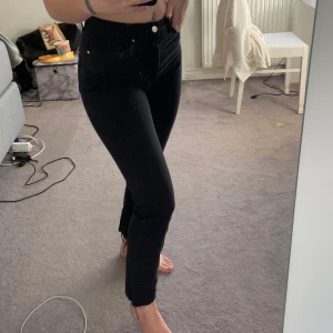 Svarta Petite mom jeans 💕 - Använda ganska mycket men är nu för små 🥺 jag är 155 cm och de sitter bra på mig ❤️