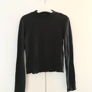Gina Tricot polotröja  - Plagget är i bra skick utan tecken på användning, tröjan är gjord av viskos. Skriv vid intresse och betalning sker via Swish💜