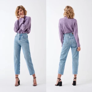 Relaxed cropped mom jeans  - Snygga ljusblåa vintage inspirerade jeans från Ginatricot. Storlek 36. https://www.ginatricot.com/eu/clothes/jeans/highwaist/cropped-mom-jeans-841065000