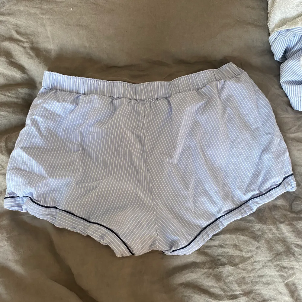 40kr plus frakt . Shorts.