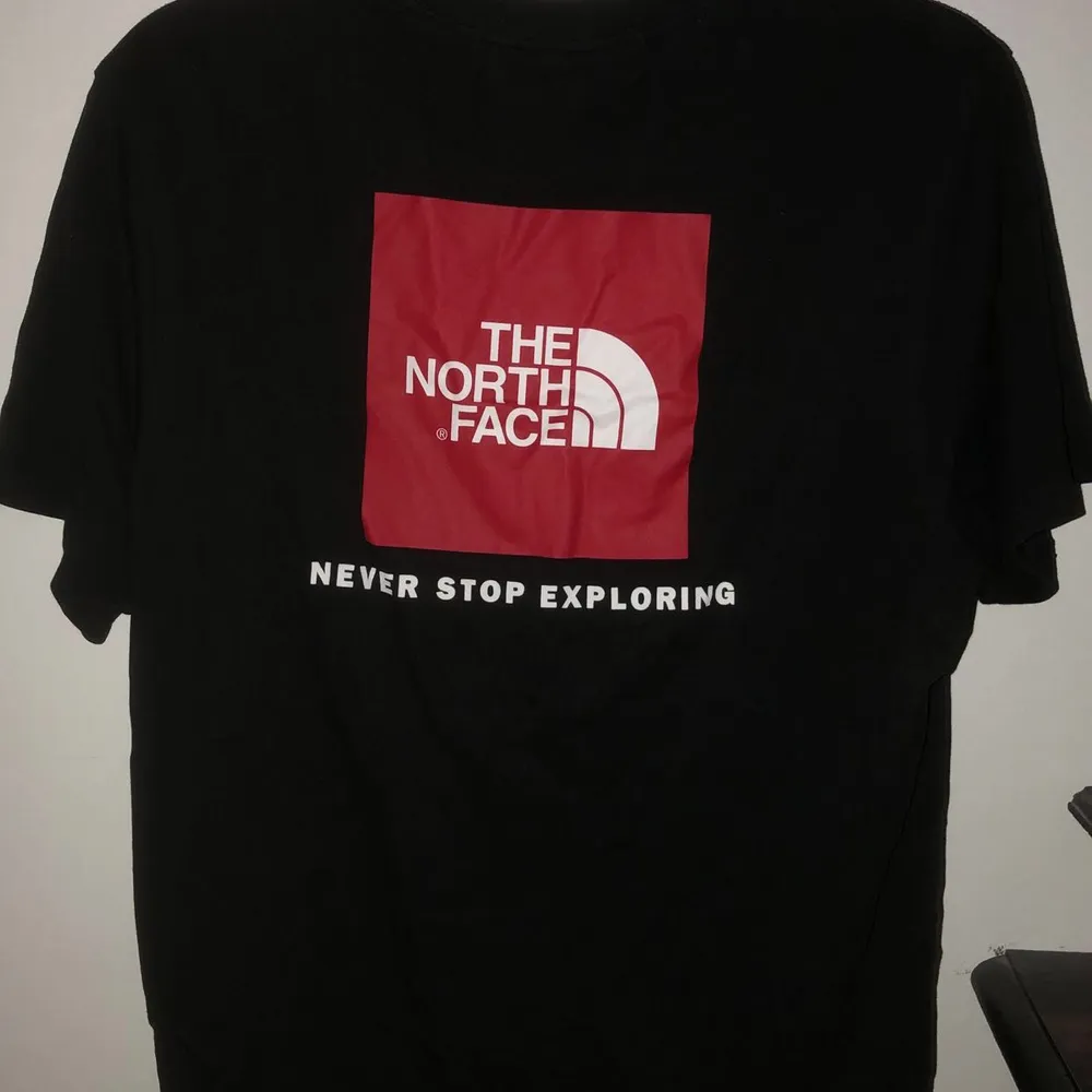 Nästintill oanvänd t-shirt från The North Face i storlek S. Skriv för fler bilder!💞. T-shirts.
