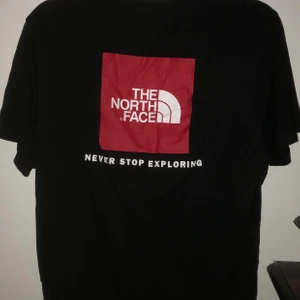 The North Face T-shirt  - Nästintill oanvänd t-shirt från The North Face i storlek S. Skriv för fler bilder!💞