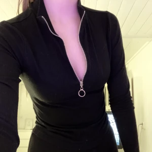 Tröja med dragkedja  - ❤️Kolla gärna in mina andra kläder och följ!❤️Nypris: 250kr  Svart tröja med en liten dragkedja! Dragkedjan gör så att tröjan blir som en helt ”ny” tröja, när man drar upp eller ner på dragkedjan. Aldrig använd enbart för denna annons! Stretchigt material. Frakt 60kr (120kr)