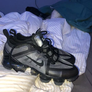Nike air Wapormax  - Jag säljer mina vapormax, används en gång då dom är förstora för mig. Beställda från Zalando för 1 545 kronor och säljer för 400 kronor i storlek 36.❣️❣️ Budgivningen avslutas när datum är satt OBS öka minst med 20 kronor i taget annars är budet ogiltigt kom även ihåg att det blir + 100 kronor i frakt om du inte har möjlighet att mötas upp❣️❣️