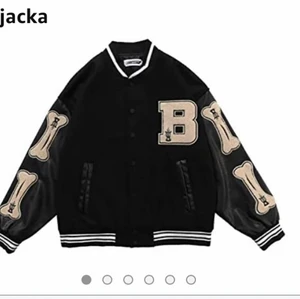 Söker Collegejacka - SÖKER!! En collegejacka helst svart/svart o vit, me lite tryck