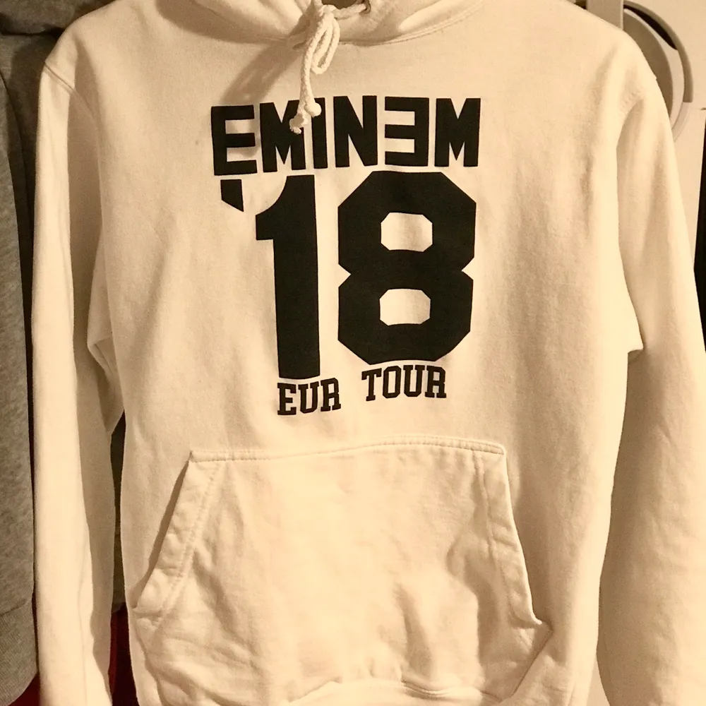 Säljer min vita Eminemhoodie i storlek S, använd men i bra skick, inga defekter. Köpte för 800kr på hans konsert och säljer för 400kr! Köparen står för frakten eller så kan jag möta upp 💕. Hoodies.