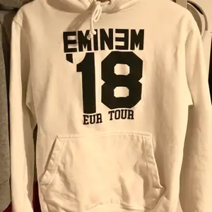 Säljer min vita Eminemhoodie i storlek S, använd men i bra skick, inga defekter. Köpte för 800kr på hans konsert och säljer för 400kr! Köparen står för frakten eller så kan jag möta upp 💕