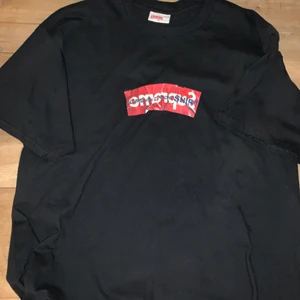 Comme Des Garcon SHIRT Box Logo Tee Black - Comme Des Garcon x Supreme T-shirt, Svart.  Size XL (passar som L). Väldigt bra skick. Stockholm, Södermalm. 