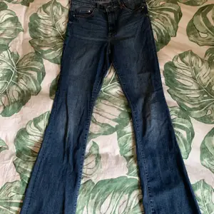 Det här är mörka blåa jeans med storleken 28/32 som motsvarar S/M enligt Google(lol). Väldigt bekvämt och stretchigt material. De är även högmidjade. De är dock avklippta för de var för långa för mig.