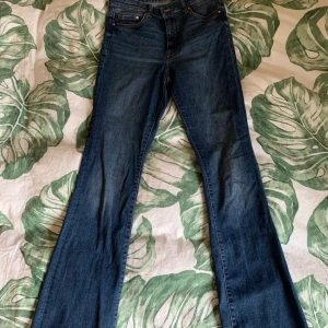 Mörka jeans i storlek S/M - Det här är mörka blåa jeans med storleken 28/32 som motsvarar S/M enligt Google(lol). Väldigt bekvämt och stretchigt material. De är även högmidjade. De är dock avklippta för de var för långa för mig.