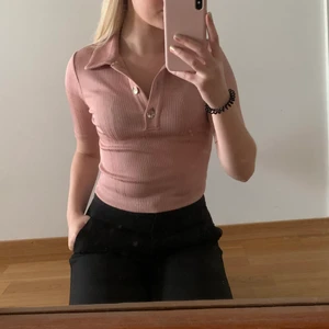Topp med knappar - Säljer en topp som passar bra till fest men också vardagen. Den är gammalrosa/beige i färgen och har guldiga knappar vid bröstet. Den är i storlek XS men passar även mig som har S. Hör av er om ni undrar något eller vill ha fler bilder💕
