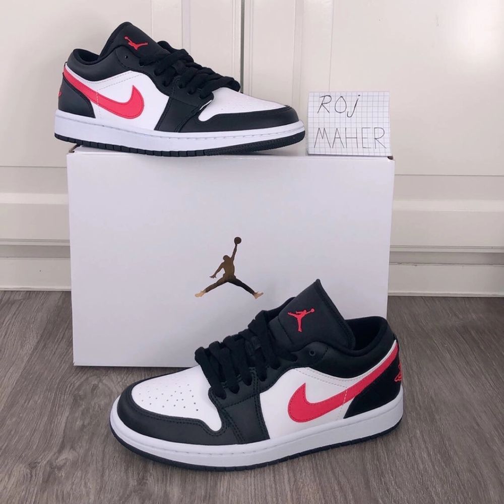 Fått in dessa riktigt snygga Jordan 1 Low! Alla är helt nya samt äkta och kvitto kan fixas vid förfrågan. Storlekarna som finns är: 37,5x1, 38x2 38,5x1, 39x1, 40x3 men kan även lösa andra storlekar. Kan köra meetup i Lindesberg/Örebro men kan även skickas dubbelboxat och spårbart! Hör gärna av er så kommer vi överens om något bra!. Skor.