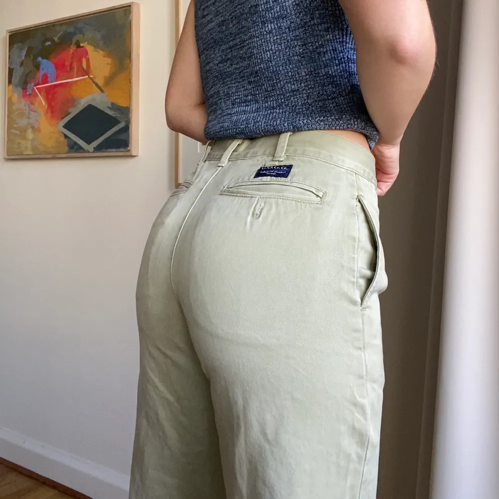 Superfina grön/beiga jeans i en så fin rak modell🌟 lite små men passar mig som har S/M i jeans! några fläckar som jag ej har testat om de går bort🌟. Jeans & Byxor.