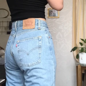Raka Levis jeans - Raka jeans från Levis, är i väldigt fint skick:)