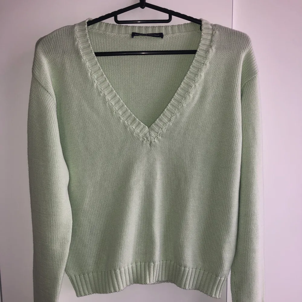 NY ALDRIG ANVÄNT brandy Melville Leigh sweater pastel-grön. Orginalpris är 382 SEK.. Stickat.