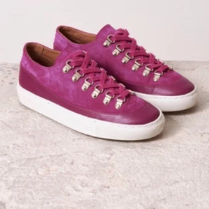 RODEBJER « Hari » mocka skinn sneakers  - RODEBJER “Harry” mörkrosa sneakers skor i mocka och läder. Storlek 36 Fint skick, sparsamt använd och tvättad sulan just nu. Innersula längd: 24cm Material: mocka + läder Innersula i läder- Gummi yttersula  (Nypris i butik var 2400kr)