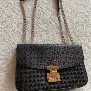 Guess shoulder bag - Very good condition, small defective whos not showing when you close the bag