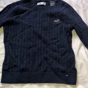 Hollister stickad tröja! Storlek M - Hollister stickad tröja! Storlek M! Aldrig använd så i bra skick! Säljer för 180kr inkl frakt 