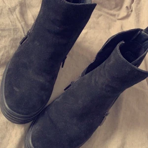  gabor skor, med klack - Gabor skor, storlek 38-39, använd bara någon gång, 3-4cm klack, den har en lagom hög kant, och bekväma att gå i.