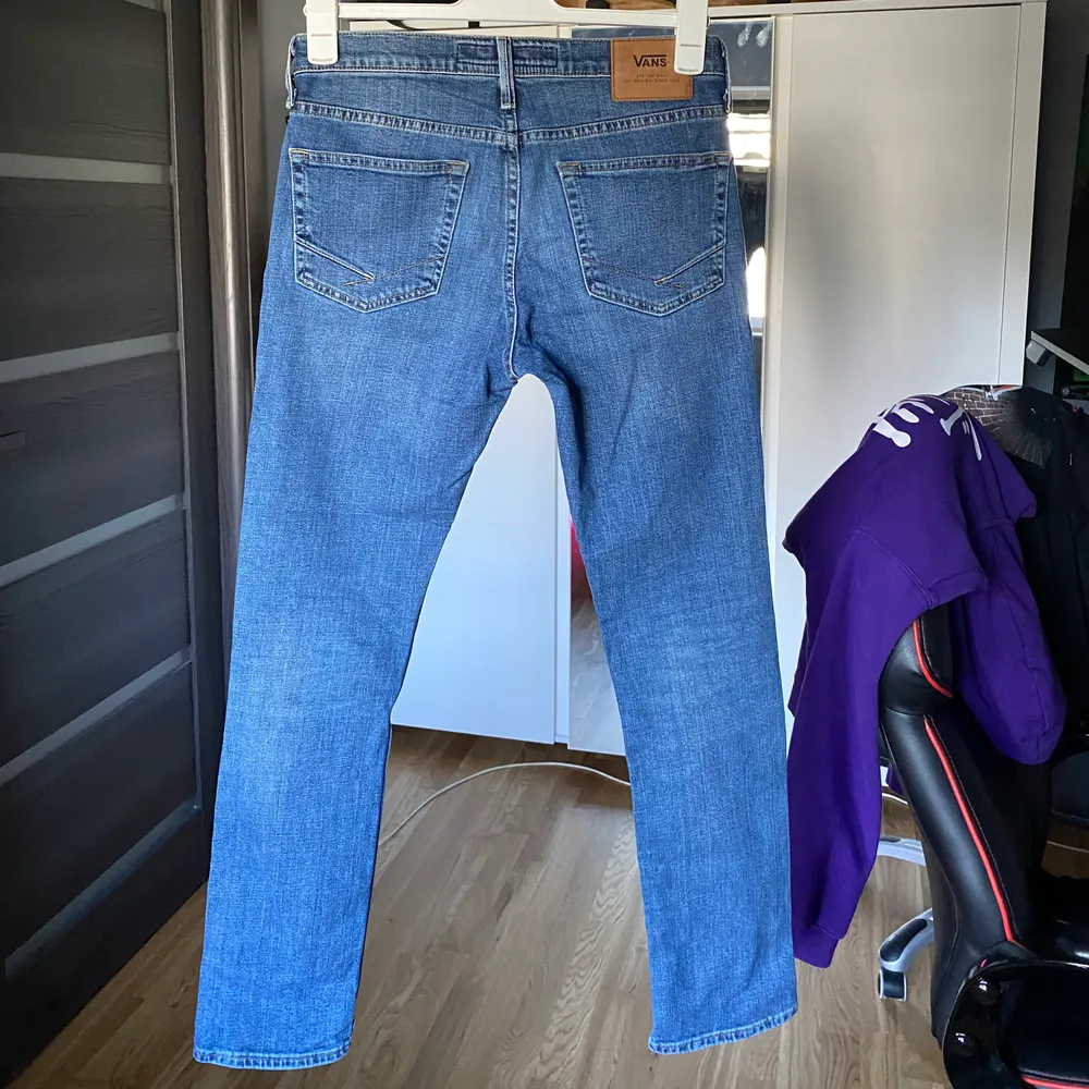 Ett par snygga jeans från vans, byxorna är i storleken 30/32 och är i jätte bra skick då jag växte snabbt ut ur dem och de blev knappt använda. . Jeans & Byxor.